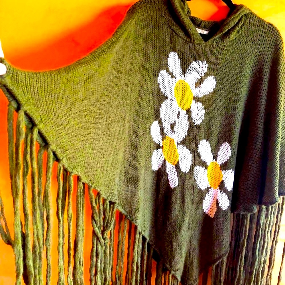 Wild Fox Hooded and fringed Sweater Poncho with Daisies NWOT - Picture 5 of 8